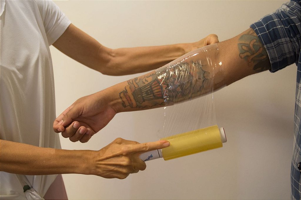 Combo Clinic Manopla (Cabo Giratório) em dobro + Clinic Trilho (2 unidades Filme PVC Hipoalergênico AlpFilm Clinic com Manopla 12cm x 70m + 1 unidade AlpFilm Clinic Trilho 28cm x 300m) - C26 - Imagem 5